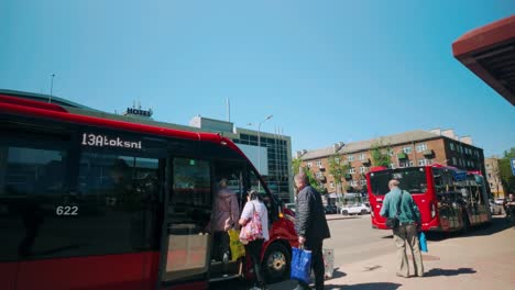 Personas-Que-Entran-En-Minibús-Rojo-En-El-Centro-De-La-Ciudad-De-Daugavpils-Durante-La-Primavera-Pov