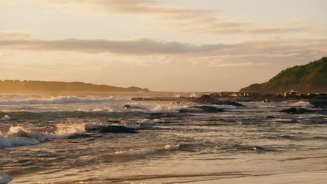 Amanecer-En-La-Playa-De-Mm-Con-Plataforma-Rocosa,-Port-Kembla,-Nueva-Gales-Del-Sur,-Australia