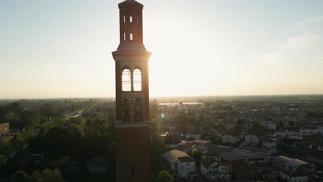 Glockenturm-Der-Katholischen-Kirche-St.-Nikolaus-Mit-Uhr-Gegen-Die-Helle-Sonne-Bei-Sonnenuntergang-In-Mira,-Venedig,-Italien