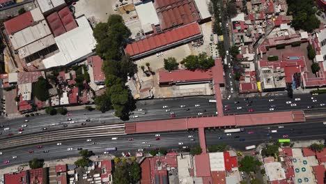 Vista-Aérea-De-La-Calzada-De-Tlalpan,-Una-De-Las-Avenidas-Más-Dinámicas-De-La-Ciudad-De-México