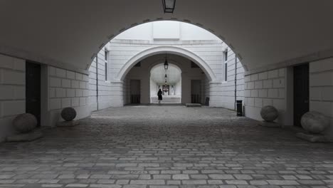 POV-Spaziergang-Unter-Dem-Torbogen-Im-Queen&#39;s-House-In-Greenwich