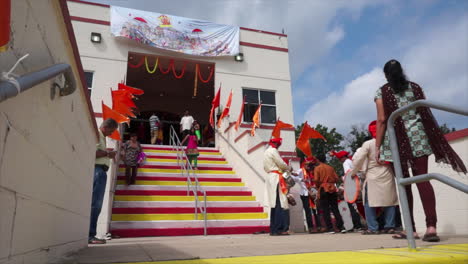 Los-Celebrantes-Del-Festival-Ganesh-Se-Reunieron-En-La-Entrada-De-Un-Templo-Hindú-En-Los-Estados-Unidos.