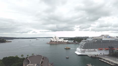 Hafen-Von-Sydney-Mit-Opernhaus,-Riesigem-Princess-Passagierkreuzfahrtschiff-Und-Sydney-Fähre-Im-Hintergrund