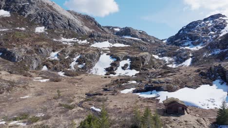 Schnee-Auf-Felsigen-Berghängen-Mit-Zugefrorenem-See-In-Leknes,-Vestvagoy,-Nordland,-Norwegen