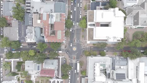 Toma-De-Ariel-De-Stellenboch-En-Ciudad-Del-Cabo,-Que-Muestra-Edificios,-Carreteras-Y-Automóviles-Pasando.