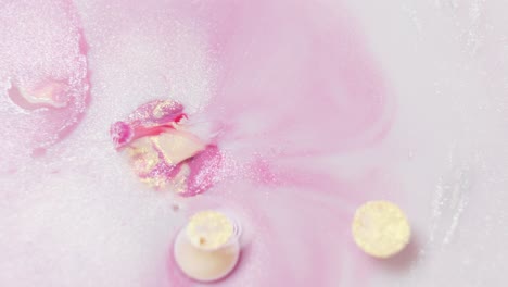 Abstrakte-Flüssige-Kunst-In-Rosa-Und-Weiß-Mit-Lebendigen-Tintenblasen-Und-Wirbeln,-Die-Einen-Verträumten-Effekt-Erzeugen