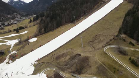 Pista-De-Esquí-Importa,-Du-Soleil-En-Los-Alpes-Franceses-Durante-El-Mes-Récord-De-Marzo-De-2024,-Cálido-Y-Sin-Nieve