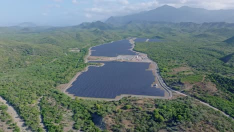 Luftaufnahme-Einer-Solarpanel-Farm,-Umgeben-Von-Einer-Malerischen-Gegend-Der-Dominikanischen-Republik