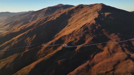 Carretera-Escénica-Sobre-Las-Montañas-En-Nueva-Zelanda,-Cardrona,-Crown-Range