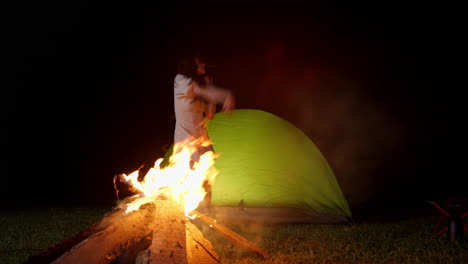 Asiatisches-Mädchen-Tanzt-Vor-Dem-Lagerfeuer-Beim-Zelten-Im-Freien-In-Der-Nacht