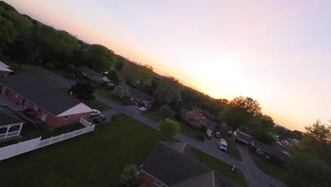 Suave-Vuelo-De-Drones-Sobre-Villas-Y-Casas-En-Un-Barrio-Suburbano-En-Estados-Unidos-Durante-La-Puesta-De-Sol-Dorada