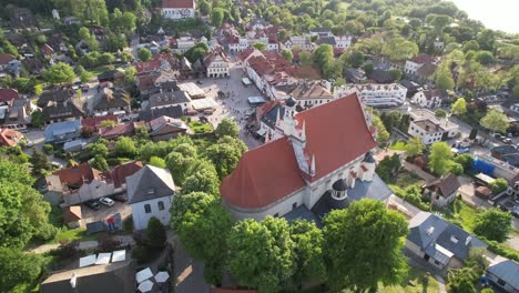 Church-on-Mountain,-Old-Town-Kazimierz-Dolny
