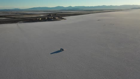 Luftaufnahme-Der-Salzwüste---Autos-Fahren-Durch-Die-Wüste