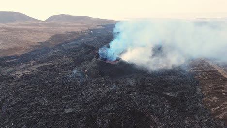 Rauchender-Krater-Eines-Ausbrechenden-Vulkans-Mit-Heißer-Lava-In-Vulkanlandschaft