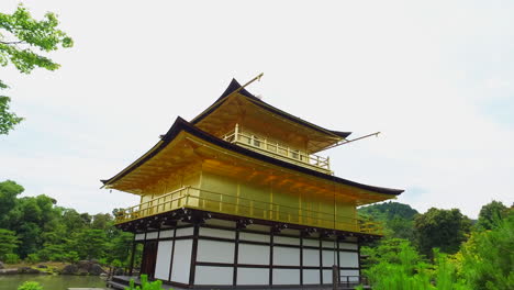 Der-Kyoto-Kinkaku-ji-Tempel,-Auch-Bekannt-Als-Der-Goldene-Pavillon,-Ist-Ein-Berühmter-Buddhistischer-Tempel-In-Kyoto,-Japan.