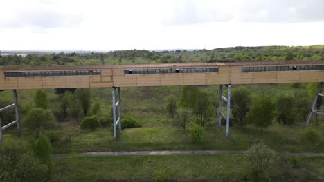 Alt-Und-Verlassen-Aussehende-Transportbrücke-Zwischen-Zwei-Fabriken-In-Polen