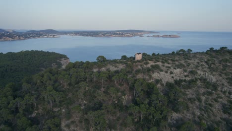 Vorwärtsbewegung-Einer-Drohne-Mit-Aufnahme-Der-Küste-Mallorcas,-Einer-Großen-Mittelmeerinsel-Mit-Buchten,-Bergen,-Berühmten-Architektonischen-Ruinen-Und-Zitrushainen