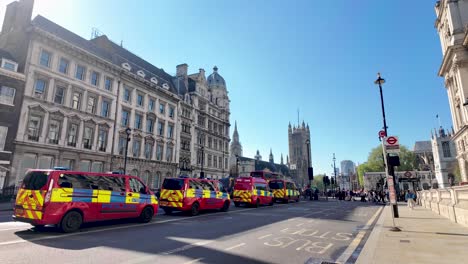 Fila-De-Vehículos-De-La-Policía-Metropolitana-O-Furgonetas-Estacionadas-En-La-Calle-Del-Parlamento-De-La-Ciudad-De-Westminster,-Londres,-En-La-Mañana-Soleada