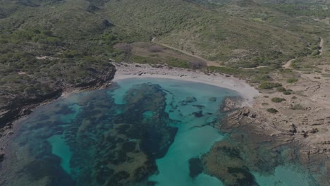 Blaues-Meer-Bucht-Ufer-Luftbild-Panorama-In-Cala-Sa-Torreta-Wilde-Vegetation-Feuchte-Landschaft-Von-Cala-Sa-Torreta-Menorca-Spanien