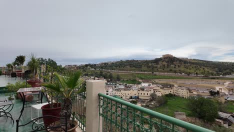Wunderschöne-Terrasse,-Teures-Hotelresort-Mit-Blick-Auf-Die-Medina-Von-Fes,-Marokko