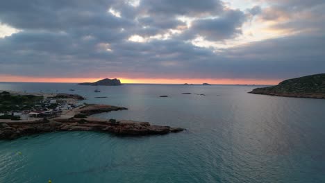 Strand-Von-Cala-Comte-Mit-Booten,-Atemberaubender-Sonnenuntergangshimmel-Auf-Ibiza