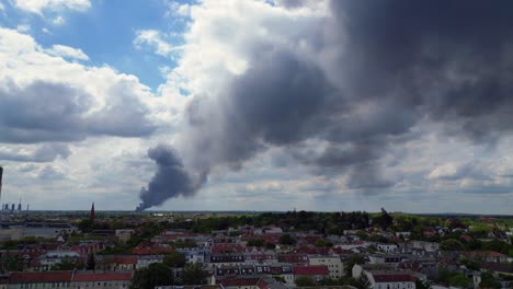 Katastrophale-Dichte-Rauchwolke,-Großbrand-über-Berlin,-Bewölkte-Skyline