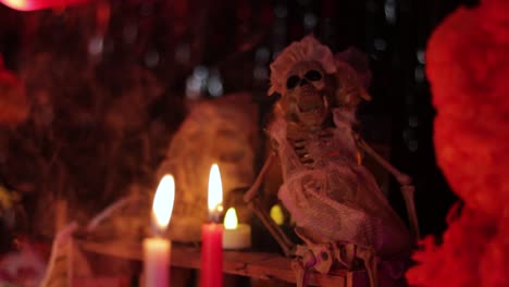 Velas-Y-Esqueletos-En-El-Altar,-Ofrenda-Del-Día-De-Muertos.