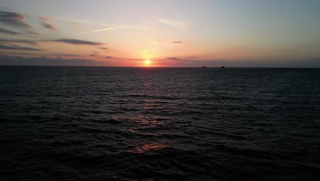 Wunderschöner-Sonnenuntergang-über-Dem-Atlantikhorizont-Vor-Der-Küste-Von-Cornwall,-Großbritannien