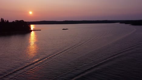 Ruhige-Bucht-Bei-Sonnenuntergang,-Stockholmer-Schärengarten-In-Schweden,-Luftaufnahme-Einer-Drohne