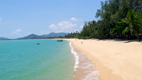 Impresionante-Playa-Solitaria-De-Arena-En-Una-Hermosa-Isla-Caribeña