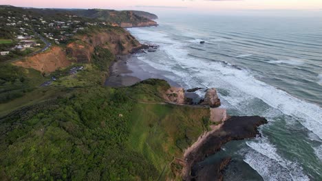 Wunderschöne-Meereslandschaft-Am-Muriwai-Strand-In-Neuseeland---Luftaufnahme-Per-Drohne