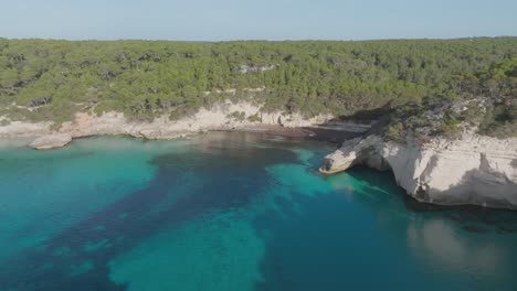 Menorca-Reise,-Reiseziel-An-Der-Balearenküste,-Luftaufnahme-Eines-Strandes-Mit-Einer-Drohne