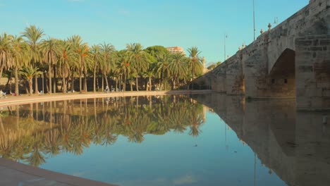 Schwenk-über-Die-Turia-Gärten-In-Der-Region-Puente-Del-Mar-In-Valencia,-Spanien
