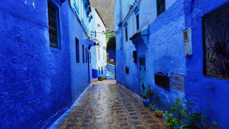 Walking-POV-Straße-In-Chefchaouen,-Marokko-Blaue-Fassade-Gebäude-Nordafrika