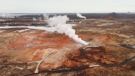 Aguas-Termales-De-Gunnhuver-En-Islandia-Con-Respiraderos-De-Vapor-Y-Terreno-Colorido,-Vista-Aérea