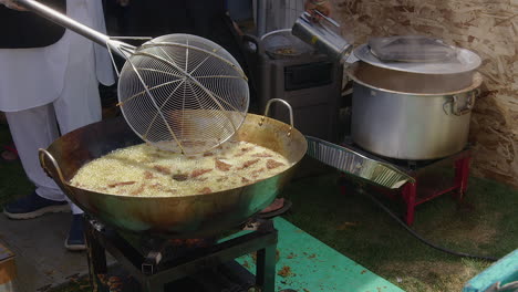 Nagar-Kirtan:-Pakora-is-deep-fried,-vegetables-strained-in-background