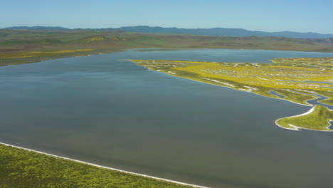 Wunderschöne-Aussicht-Von-Der-Spitze-Des-Soda-Lake-In-Den-Carrizo-Plains-In-Kalifornien-Zeigt-Grasland,-Klares-Wasser-Und-Klaren-Himmel