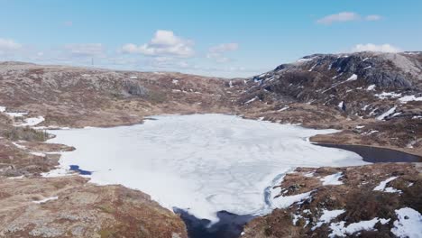 Lago-Palvatnet-Congelado-Junto-A-La-Montaña-Durante-El-Día-En-Leknes,-Vestvagoy,-Nordland,-Noruega