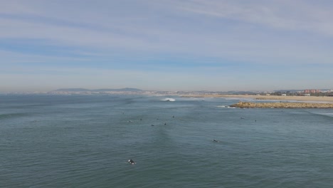 Surfer-Warten-Auf-Wellen-Im-Atlantischen-Ozean-An-Einer-Portugiesischen-Küste-In-Caparica