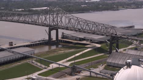 Vista-De-Drones-De-Plantas-De-Refinería-En-Baton-Rouge,-Luisiana-Junto-Al-Río-Mississippi.