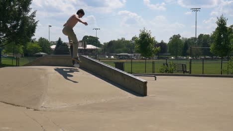 El-Hombre-Hace-Un-Smith-Grind-En-Su-Patineta-Por-El-Carril-En-El-Skatepark