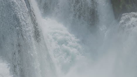 Una-Cascada-Con-Una-Gran-Cantidad-De-Agua-En-Un-Río-De-Montaña-Limpio-Y-Salvaje