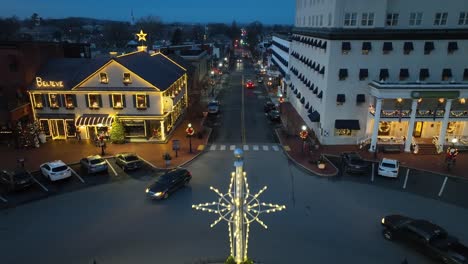 Árbol-De-Navidad-En-La-Histórica-Plaza-De-La-Ciudad-De-Gettysburg,-Pensilvania-En-La-Noche