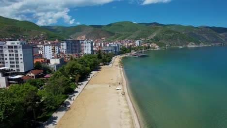 Una-Playa-Vacía-Espera-A-Los-Bañistas-En-Verano-A-Lo-Largo-De-La-Costa-Del-Lago-Ohrid-En-Pogradec