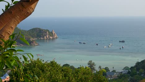 Atemberaubender-Panoramablick-Hoch-über-Dem-Offenen-Meer-Mit-Booten-Auf-Einer-Tropischen-Insel