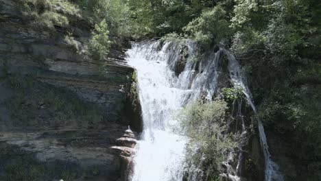 Schweben-Sie-Mit-Dieser-Atemberaubenden-Drohnenaufnahme-über-Einem-Bezaubernden-Wasserfall-In-Italien