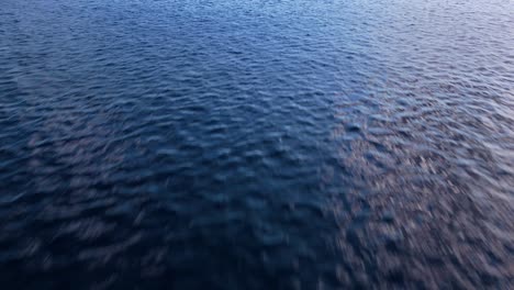 Tief-Dunkelblaues-Ozeanwasser-Strukturierter-Natürlicher-Hintergrund,-Luftaufnahme