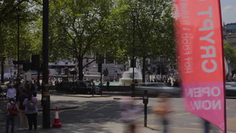 Timelapse-of-traffic-and-pedestrians-near-Trafalgar-Square,-London-on-a-hot,-sunny-day