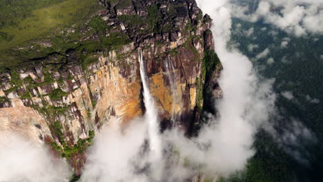 Ángel-Cae-Con-Niebla-Bajando-Por-La-Montaña-Auyan-tepui-En-El-Parque-Nacional-Canaima,-Venezuela