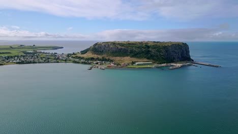 Vista-De-Drones-En-órbita-De-Nut-And-Stanley-Town-Con-Agua-Clara-Del-Océano-En-Tasmania,-Australia